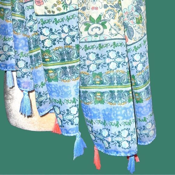 Pretty,  large scarf, with cute design and fringe tassel hem! - Picture 5 of 6